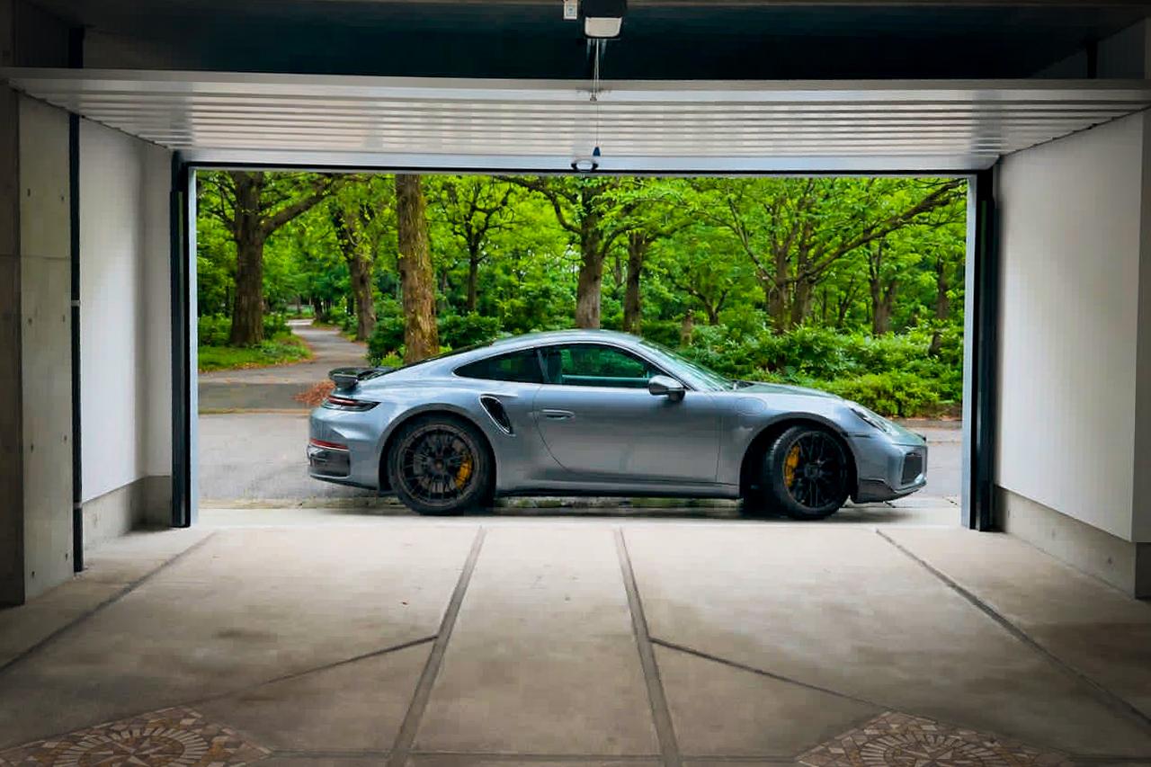 画像: 宮崎フェル亭のガレージから撮影した911 Turbo S（992.2）。