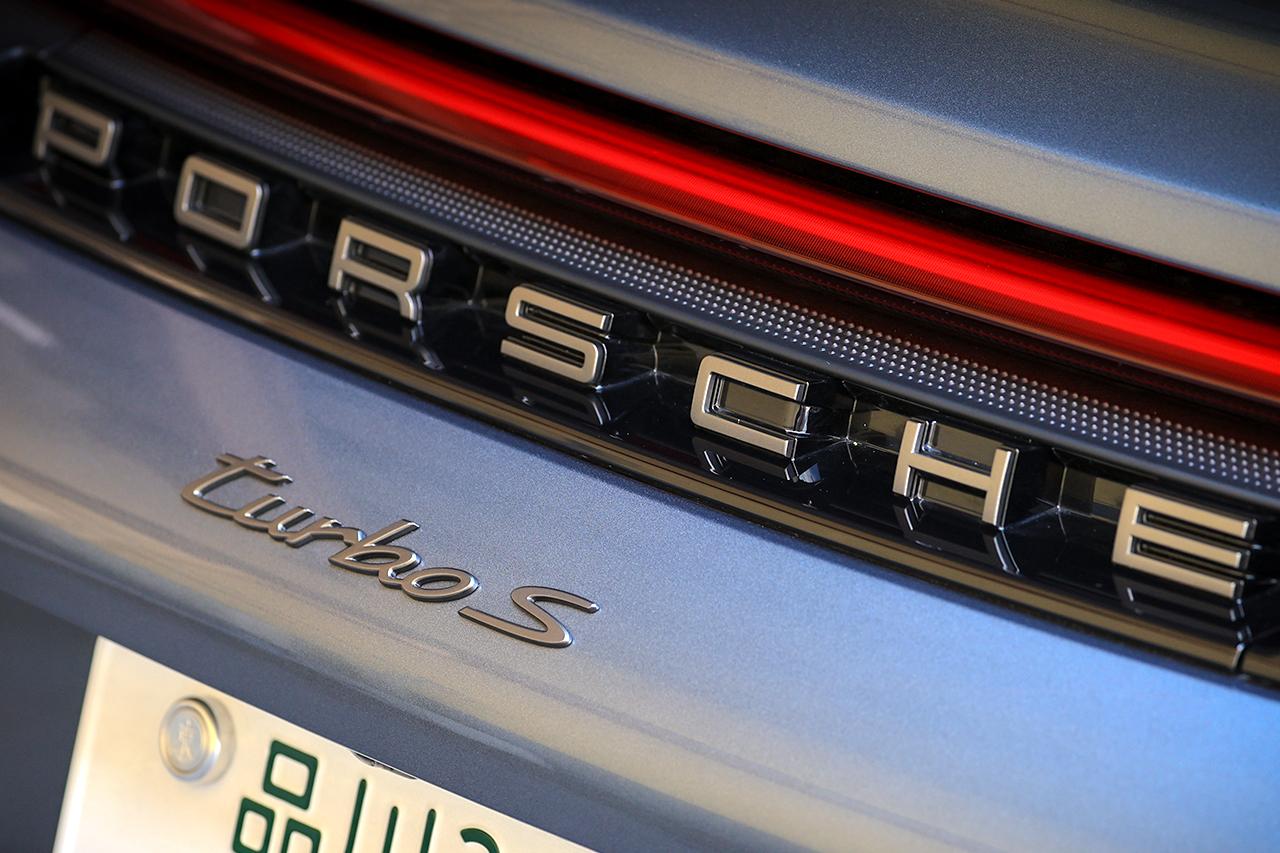 画像: 711PSを使わず、ただ淡々と高速道路を走るだけでも、911 Turbo Sの凄みがヒシヒシと伝わってきます。