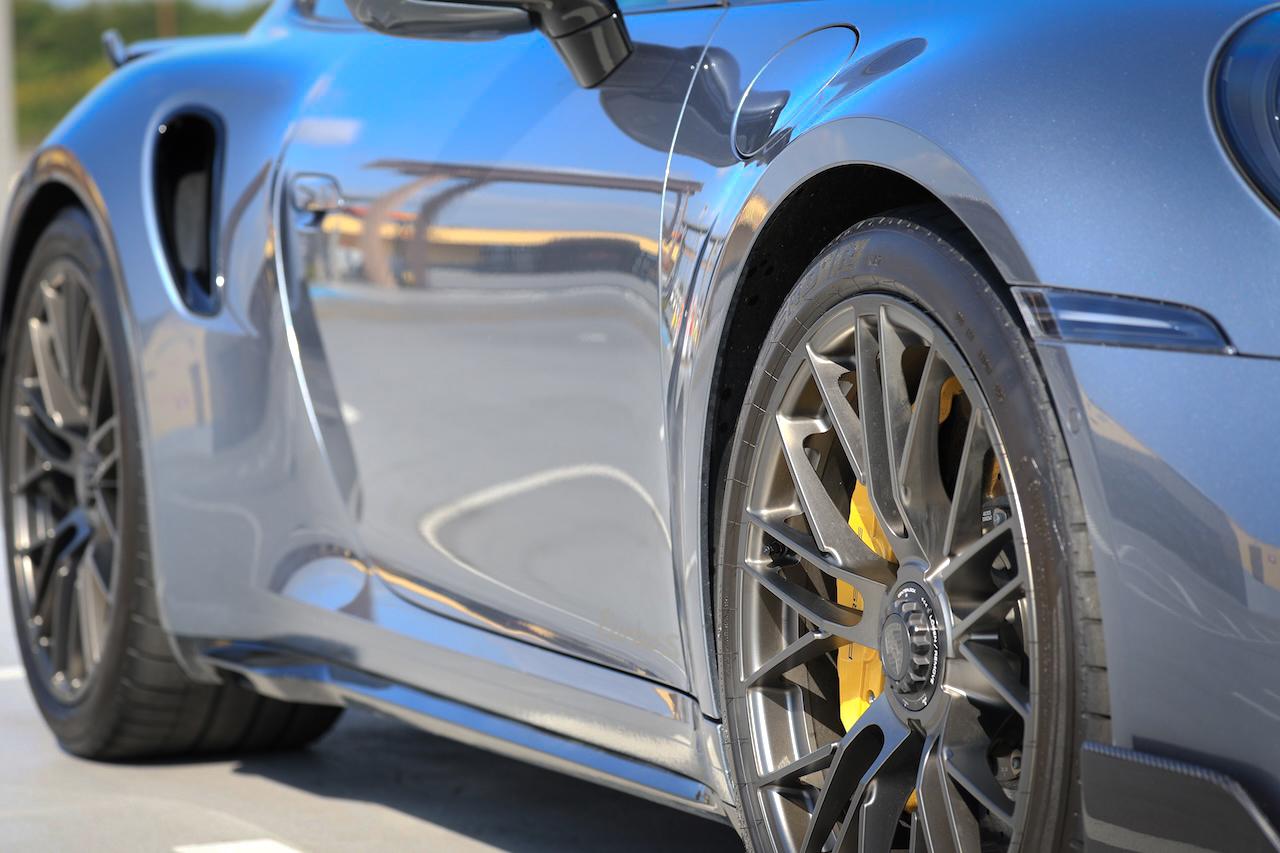 画像: 911 Carerraと比較して50mmワイドなリヤフェンダー。