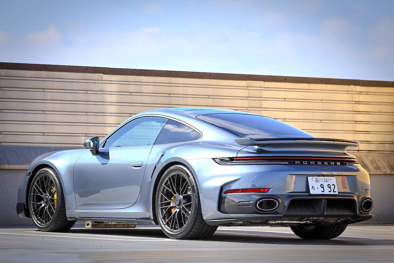 画像: 911 Turbo S（992.2）のボディサイズは、全長4551×全幅1900×全高1305mm。