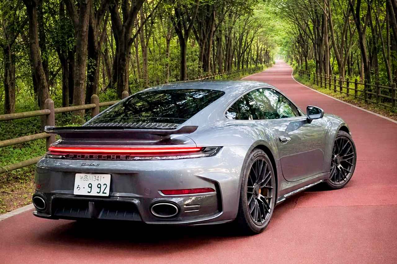 画像: ドライバーが操作する前に、クルマの側（911 Turbo S）が準備万端で待ち受けているのが分かります。