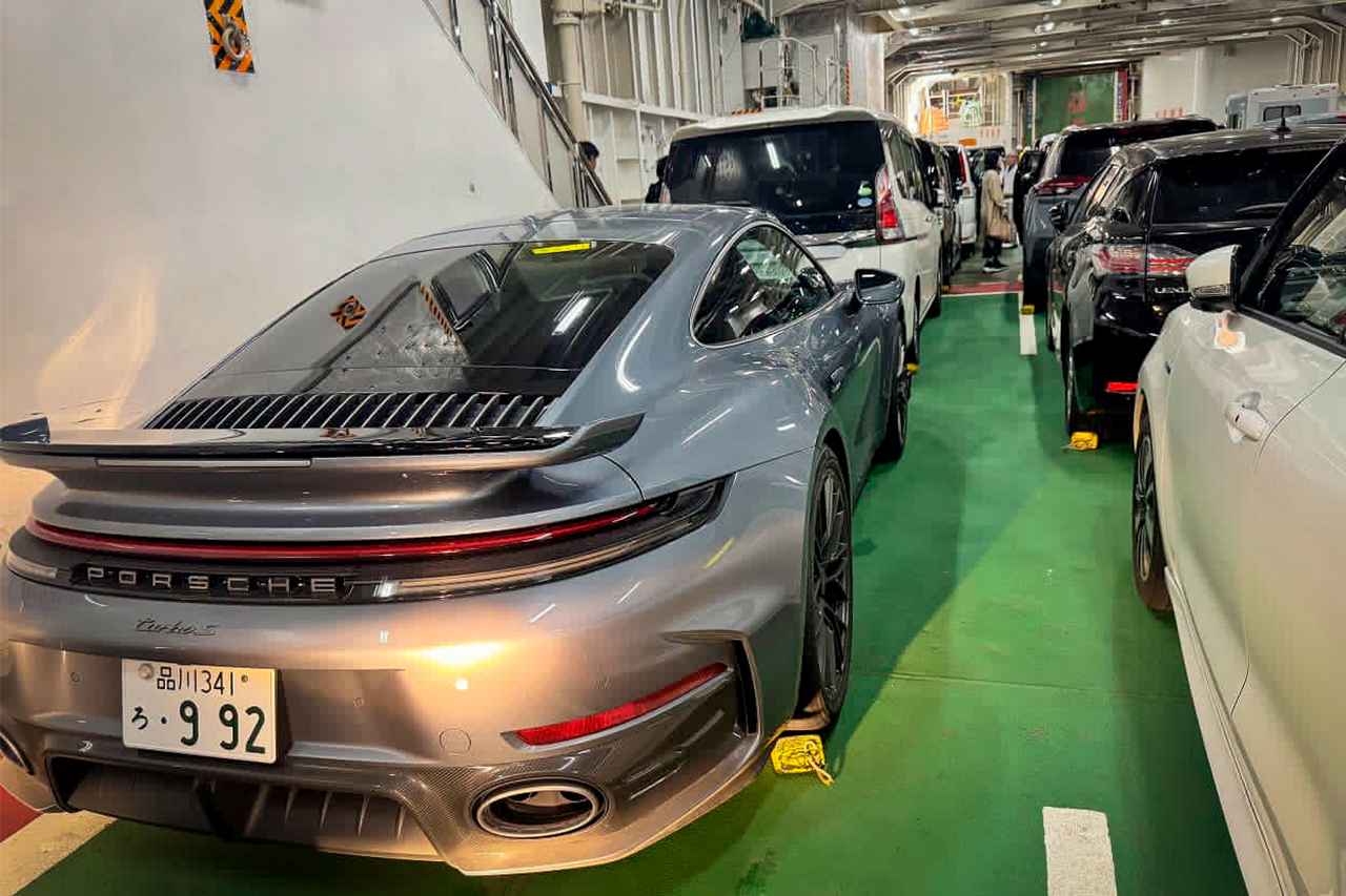 画像: フェリー乗り場で目立っていた911 Turbo S。船内でも目立ちます。