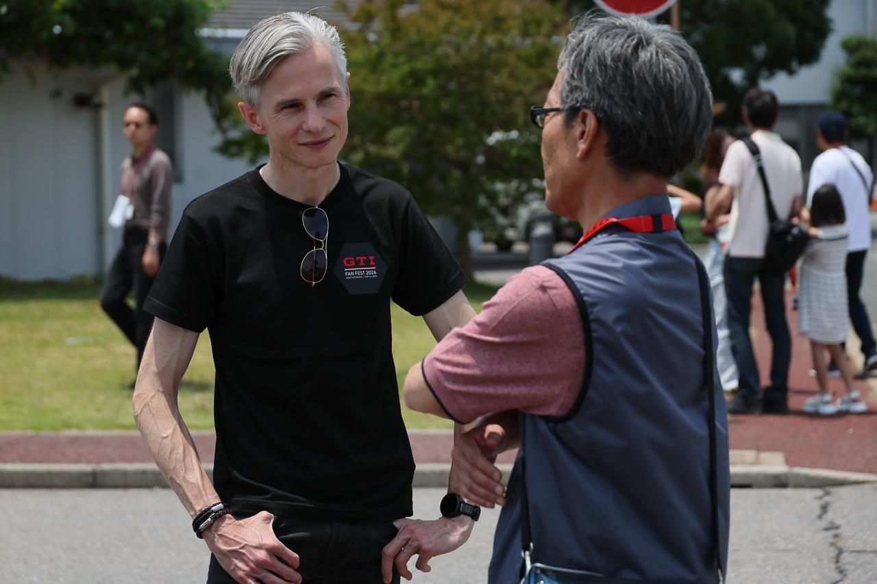 画像: 会場内ではVWオーナーとの会話を楽しんでいた