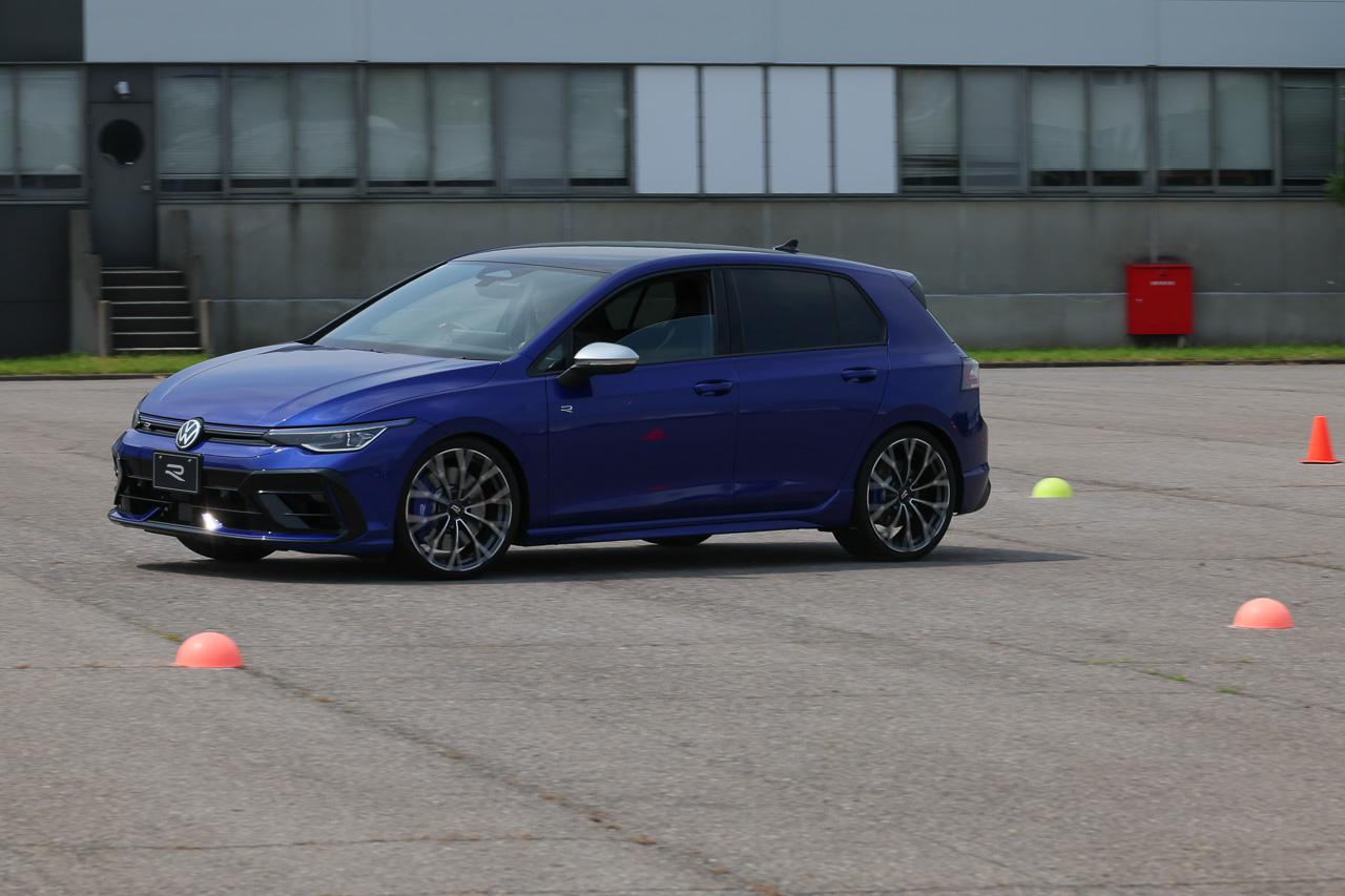 画像1: Volkswagen専属トレーナーが見守るなか、最新のラインアップを試乗することができた。