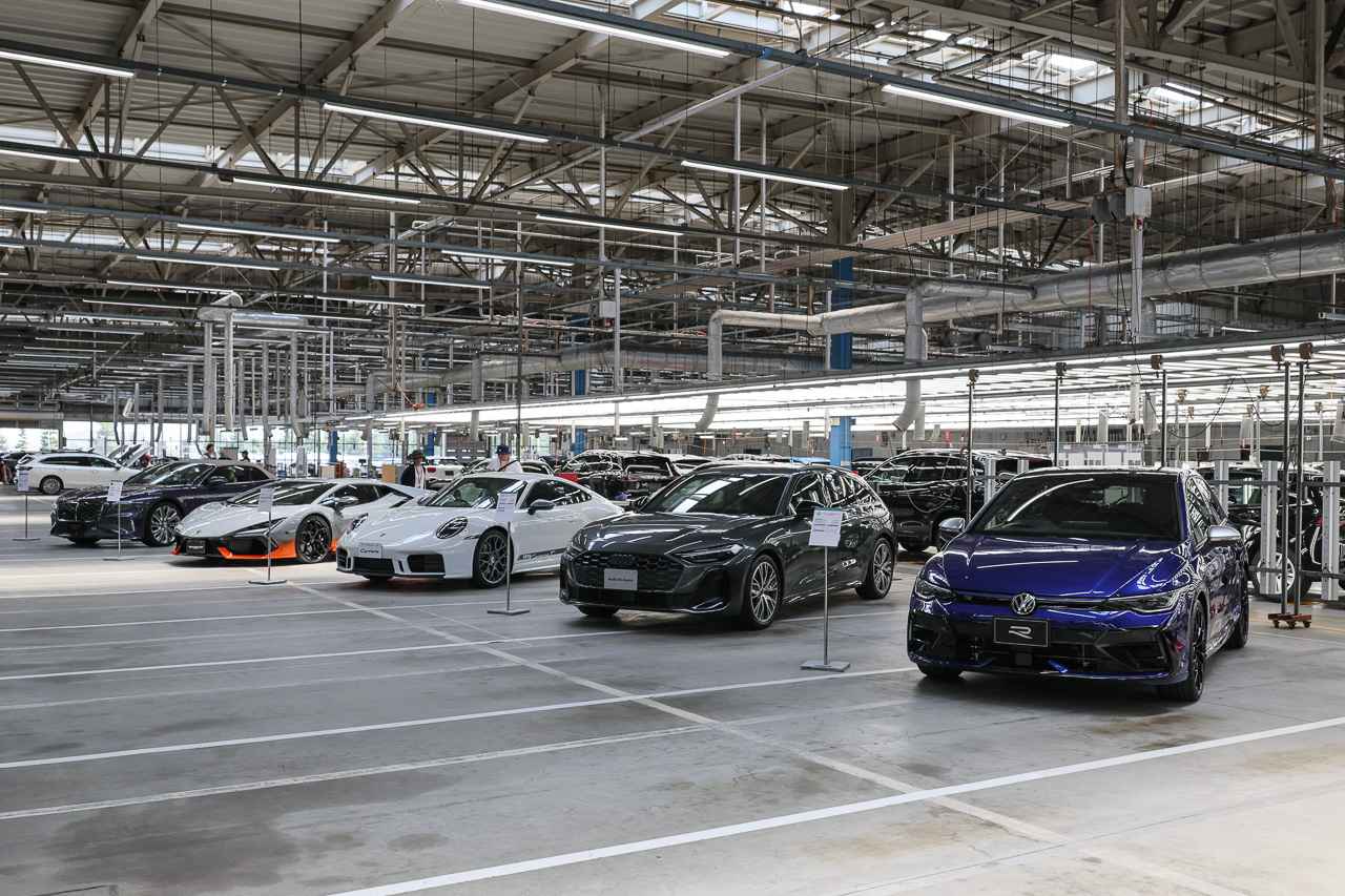 画像: テクニカルセンター内には、ここ豊橋で陸揚げされる各ブランドの車両が展示された。