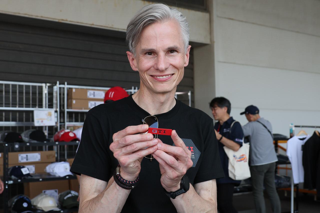 画像: イベントの合間に、愛車のキーホルダーを購入するザーゲ氏