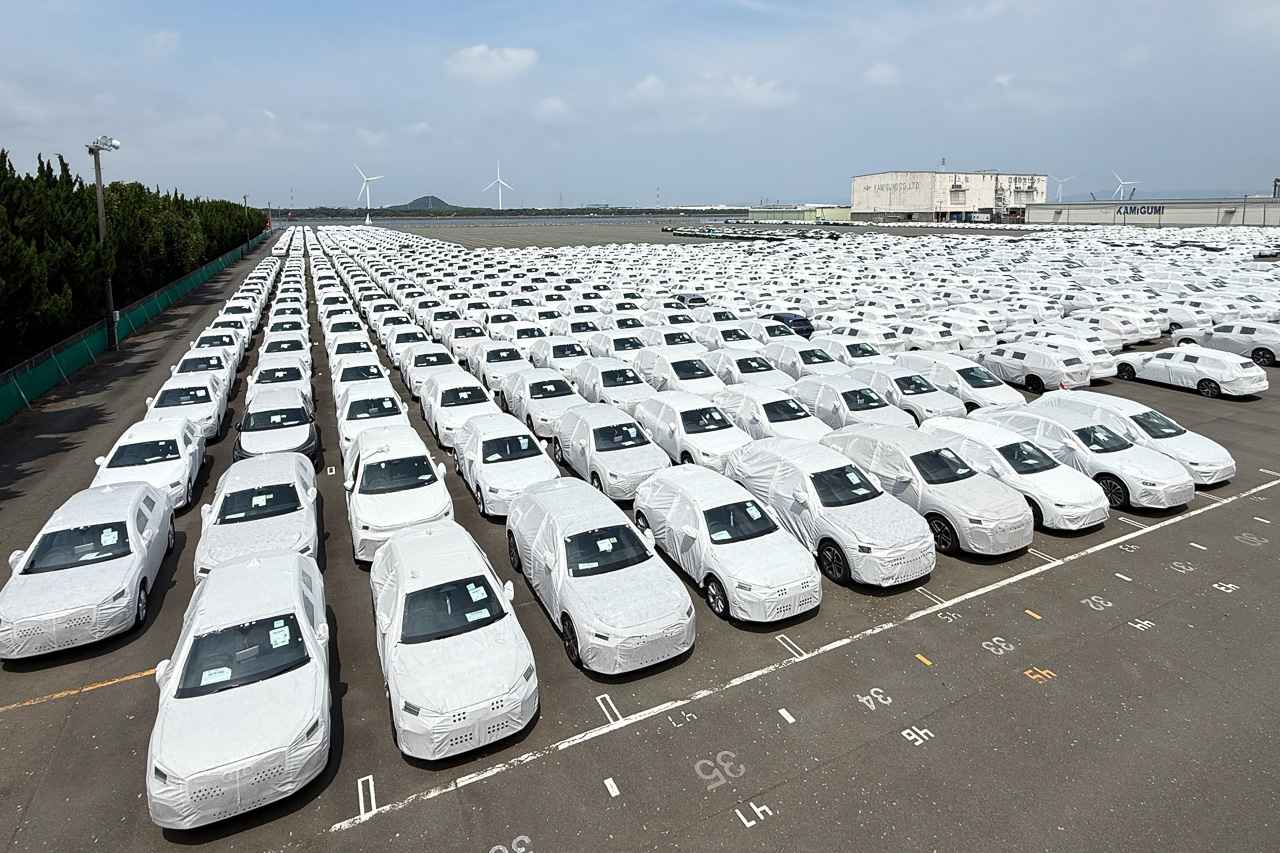 画像: 専用埠頭には陸揚げされたばかりの新車が並ぶ