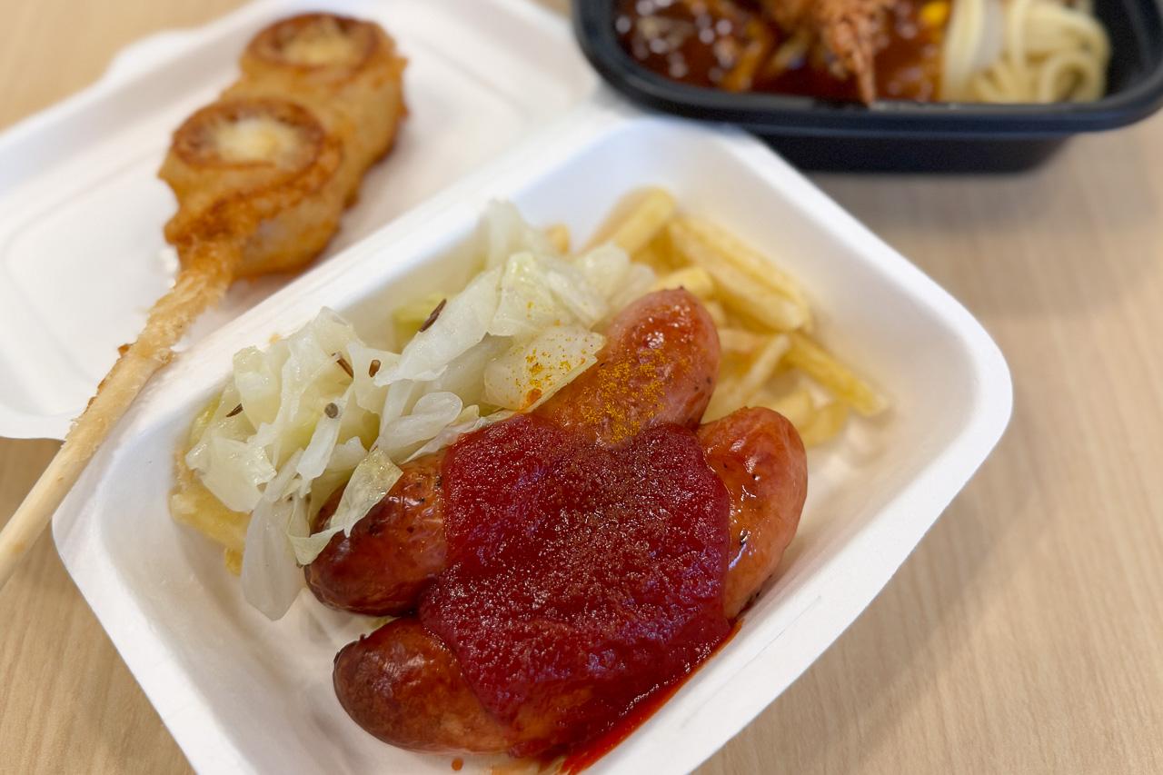 画像: ドイツのB級グルメとして知られるカリーブルスト。豊橋の社員食堂では、ランチメニューとしても用意される