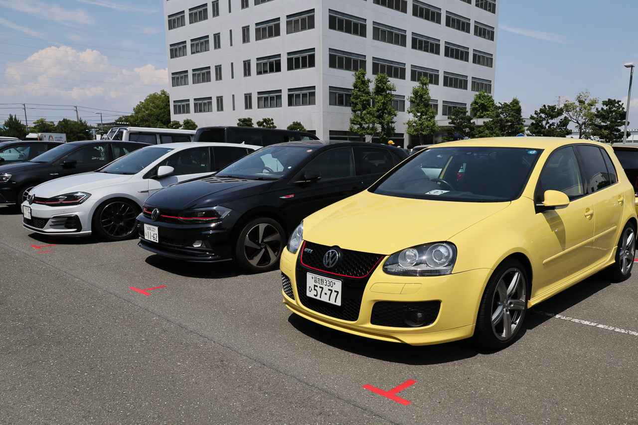 画像1: メイン会場に並ぶ参加者の愛車たち。