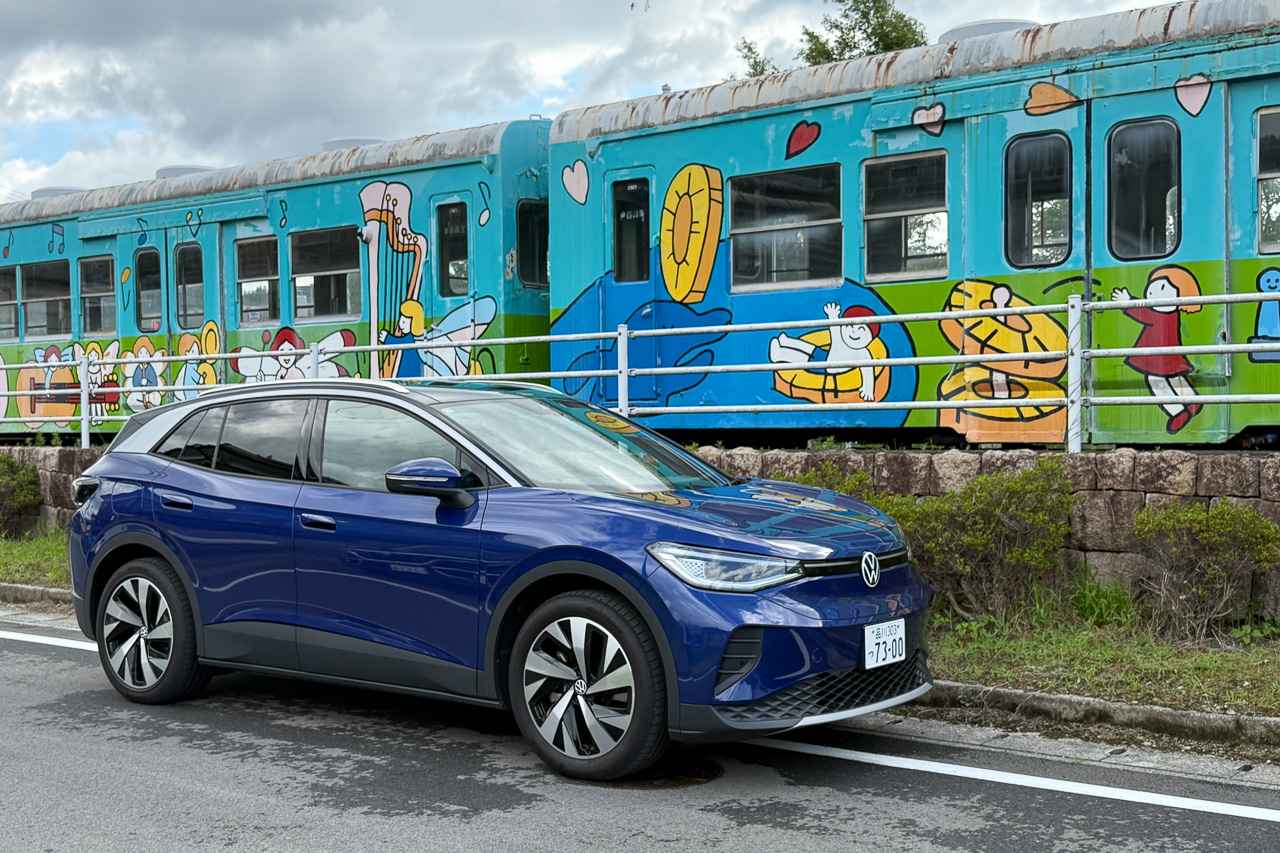 画像: サントラルサーキットに向かう途中に見かけた展示車両