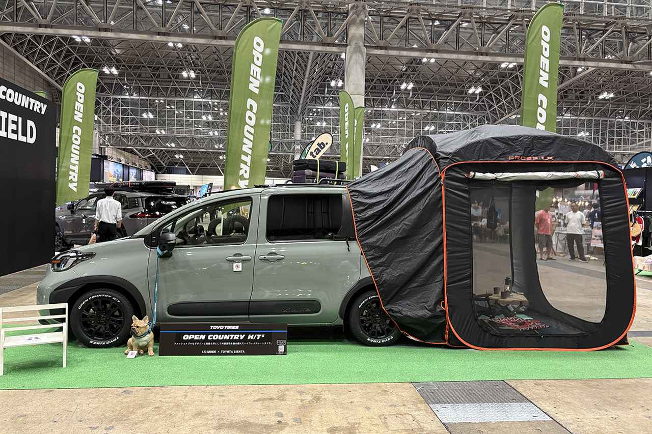 画像: ペットとのドライブを快適に楽しめるようカスタマイズした「トヨタ シエンタ」には、街乗りでの快適性とスタイリッシュなデザインを両立した「OPEN COUNTRY H/T」を組み合わせた。
