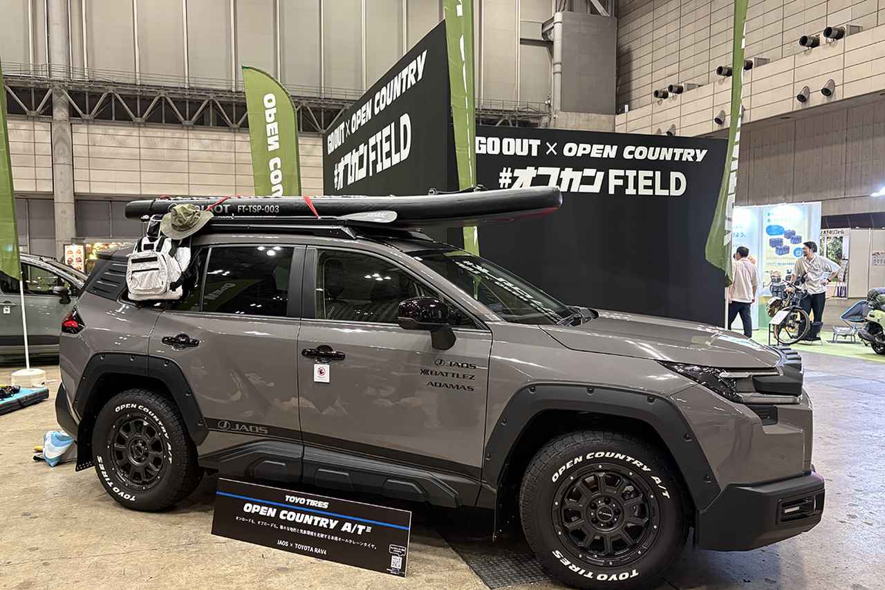 画像: RAV4には、オンロードからオフロードまで、さまざまな路面や気象条件に対応するオールテレーンタイヤ「OPEN COUNTRY A/T」を装着。
