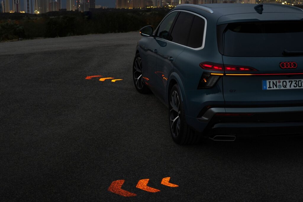 画像: Audi Q7の路面照射機能