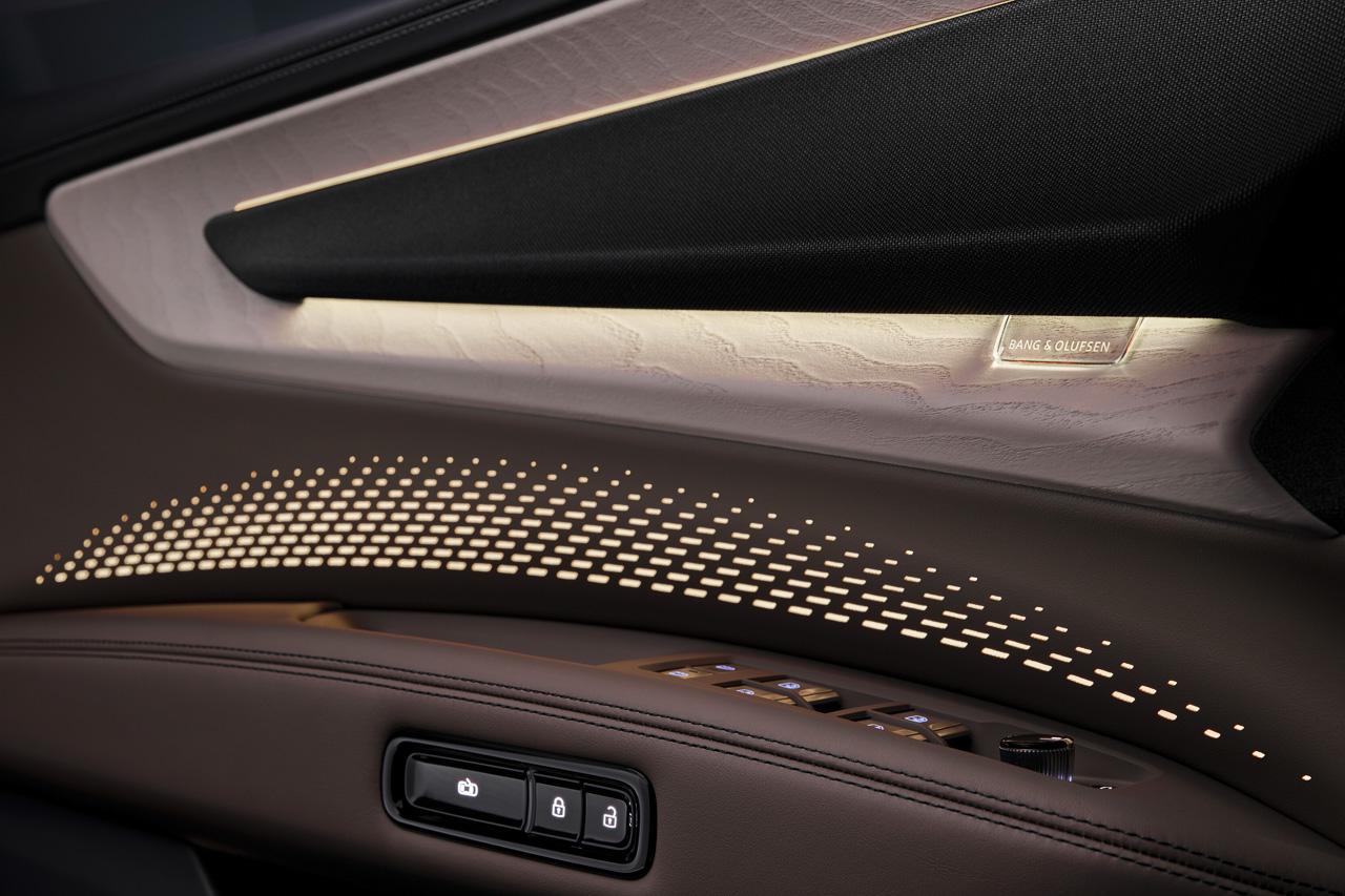 画像2: Audi史上最大のパノラマサンルーフを標準装備