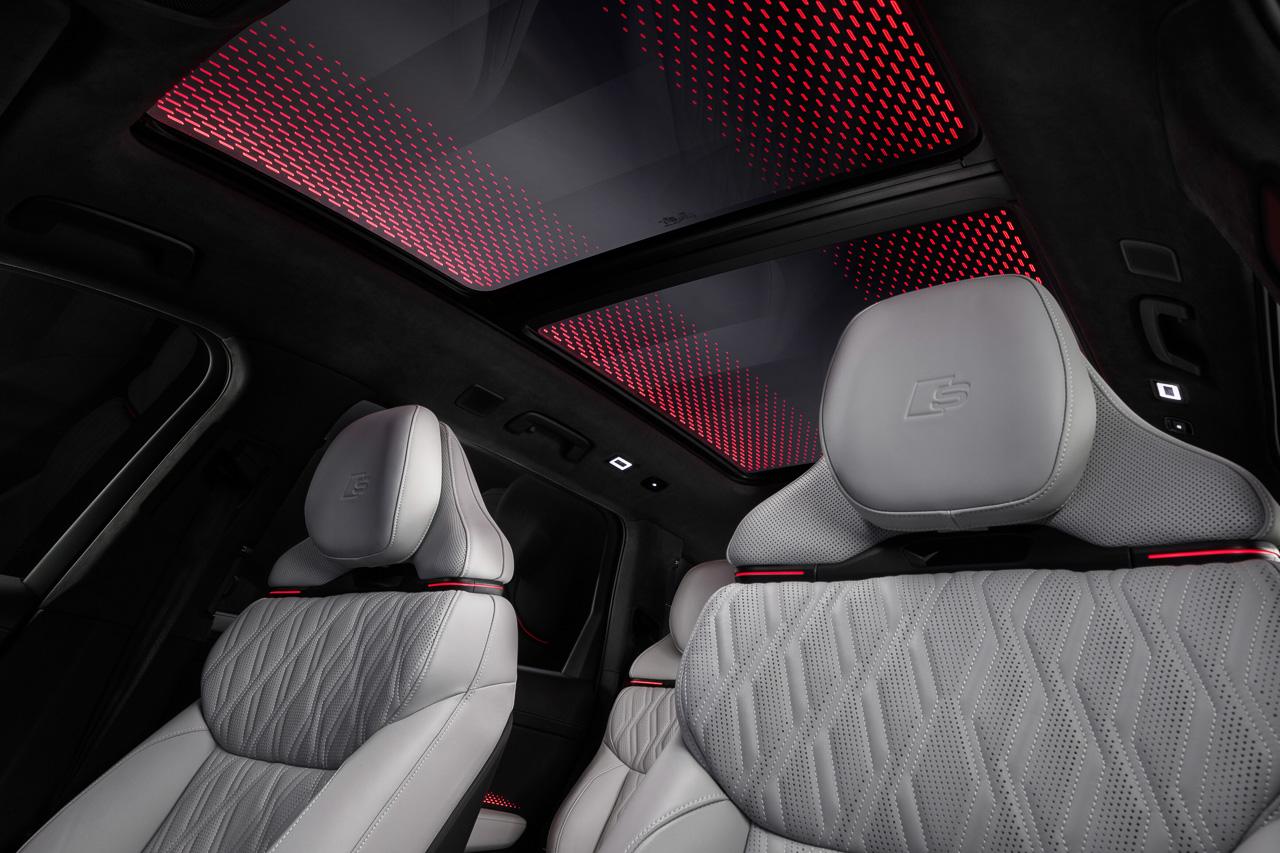 画像1: Audi史上最大のパノラマサンルーフを標準装備