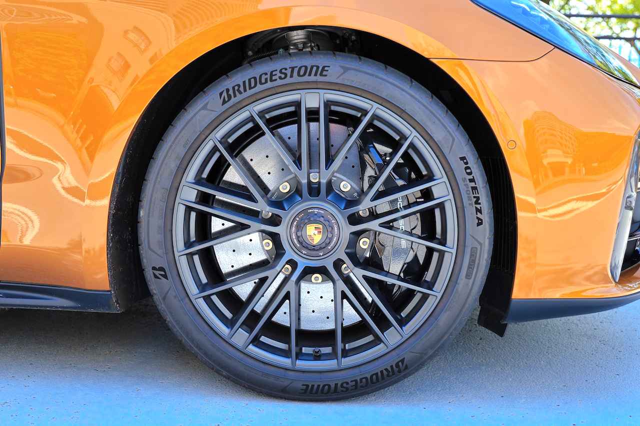 画像: 21インチ Panamera Turbo S ホイール（センターロック付き）を標準装備。PCCBおよびキャリパーのハイグロスブラック塗装はオプション（146.2万円）。