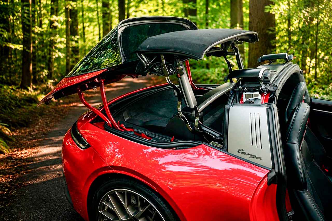 画像: 991型以降のTargaは電動でルーフを格納するのですが、このギミックが非常にハデです。
