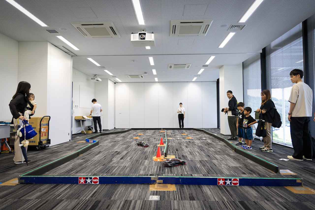 画像: タミヤのRCモデル体験走行会は親子に大人気。