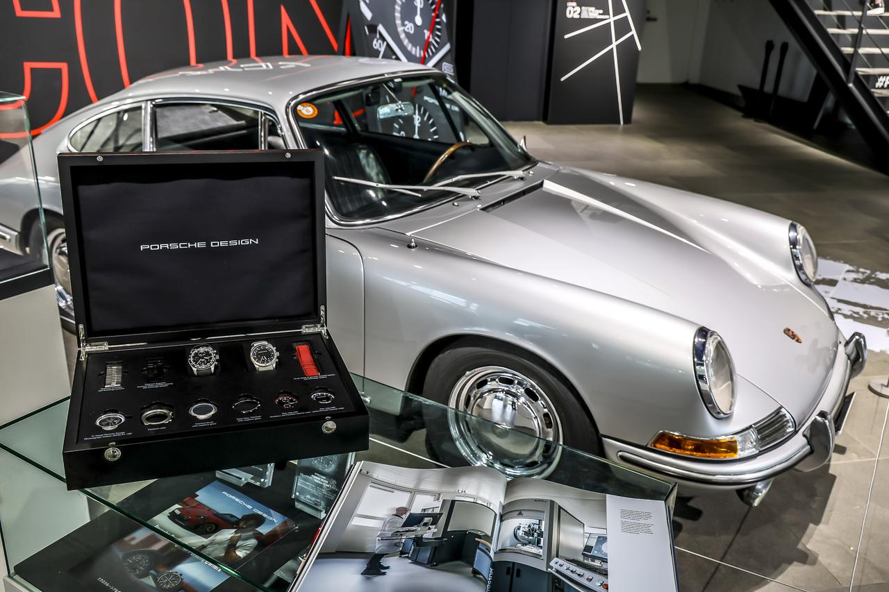 画像: クラシックポルシェを眺めながらPORSCHE DESIGNの腕時計が試着できるのもPEC東京ならでは。