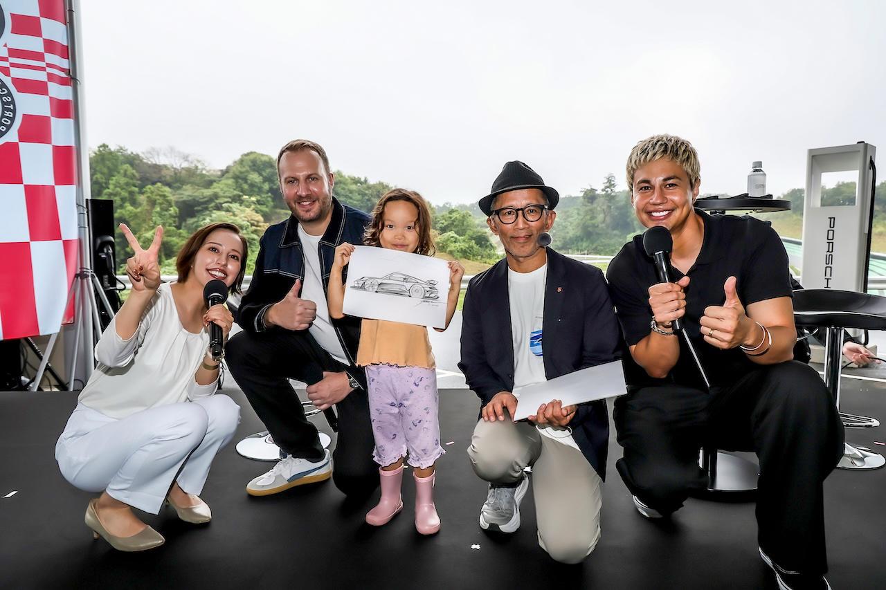 画像: トークショーの際に山下氏が描きあげたスケッチは、ジャンケン大会の結果、小さな女の子が獲得した。