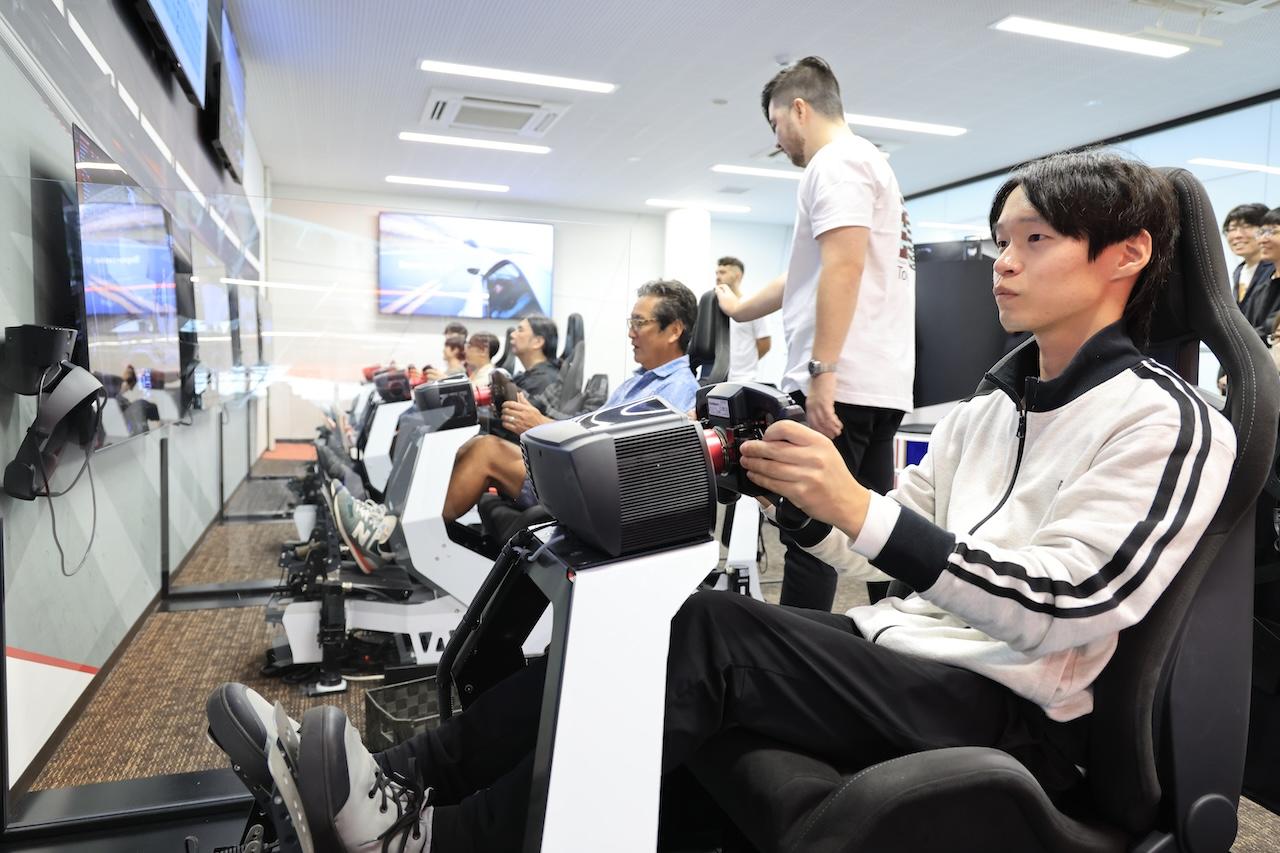画像: 来場者の皆さんも真剣な表情でドライビングシミュレーターを楽しんでいた。