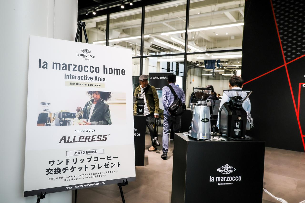 画像: イベント当日は少し肌寒い時間帯もあり、la marzoccoのブースでコーヒーを楽しむ来場者の姿も見られた。