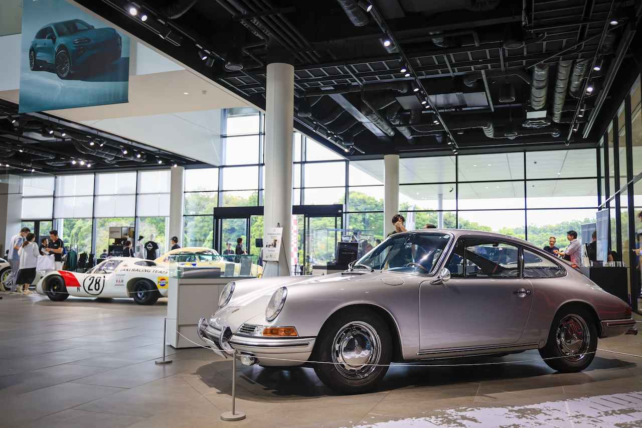 画像: 日本では「ナローポルシェ」と呼ばれる初期型の911も展示された。