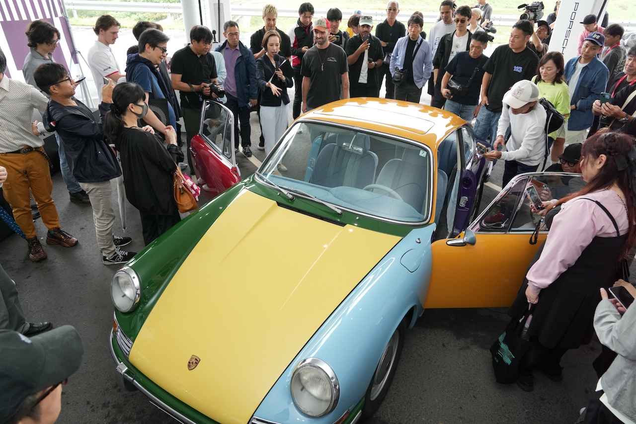 画像: トークショーでは、実車を前にショーン・ウォザースプーン氏による作品の解説も行われた。