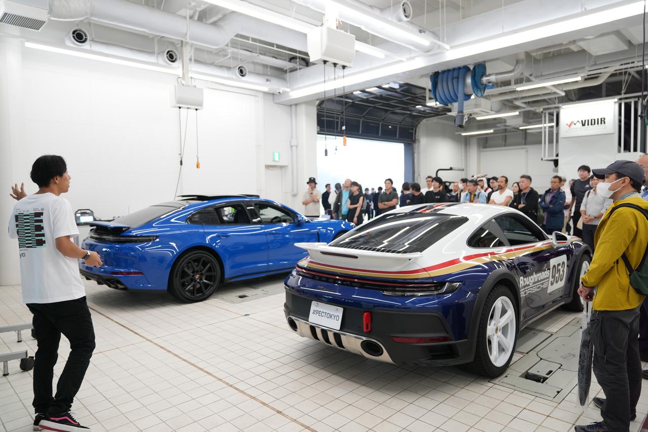 画像: PEC東京のピットでワークショップが開催された。実車を用いたプロの解説に聞き入る来場者の皆さん。