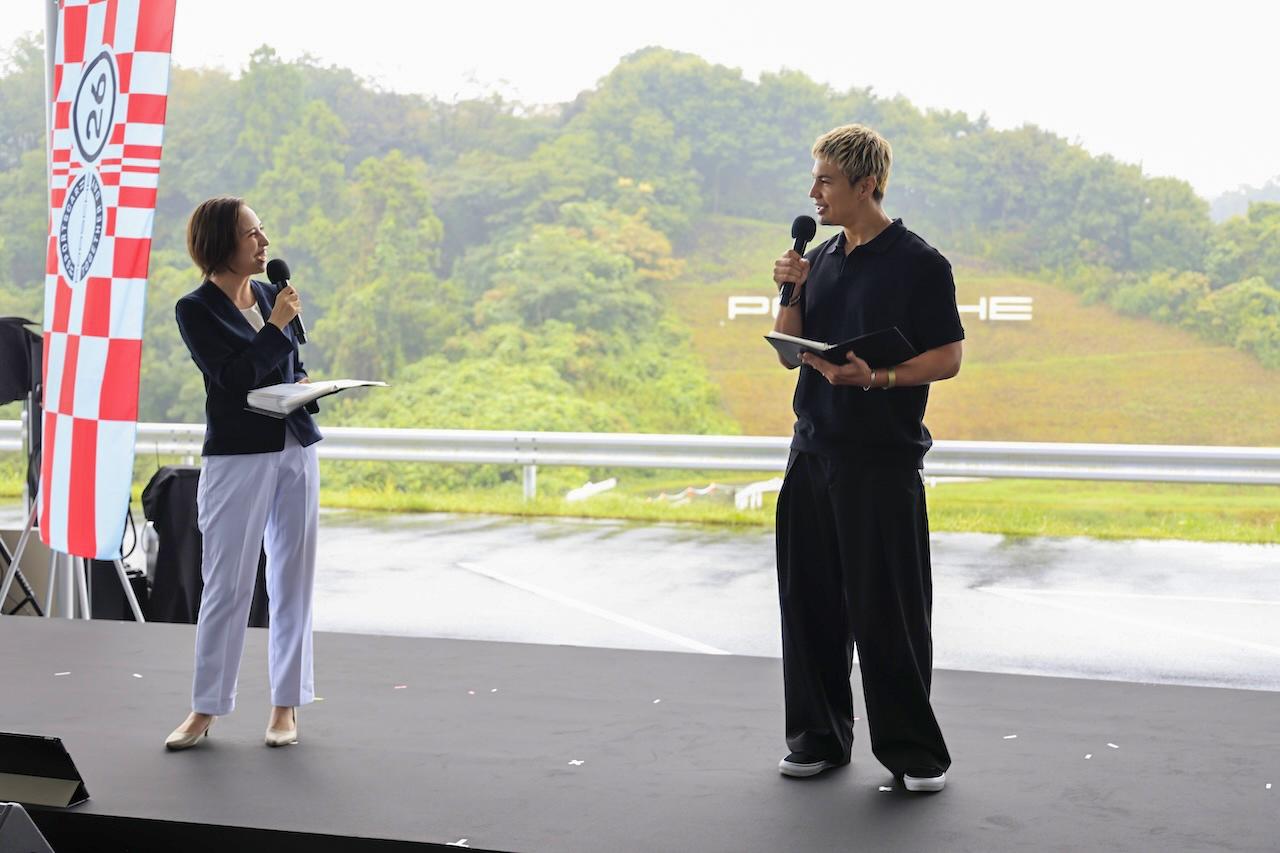 画像: ステージMCを担当したタレントのユージさんと、バイリンガルMC・ナレーターとして活躍する英美里さん。