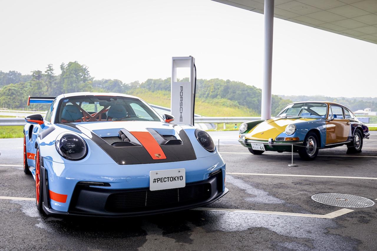 画像: ステージ脇にはGulf Blueのボディカラーにペイントされた911 GT3 RSが展示された。「Sonderwunsch(ゾンダーヴンシュ)」に基づいて生産された個体だという。