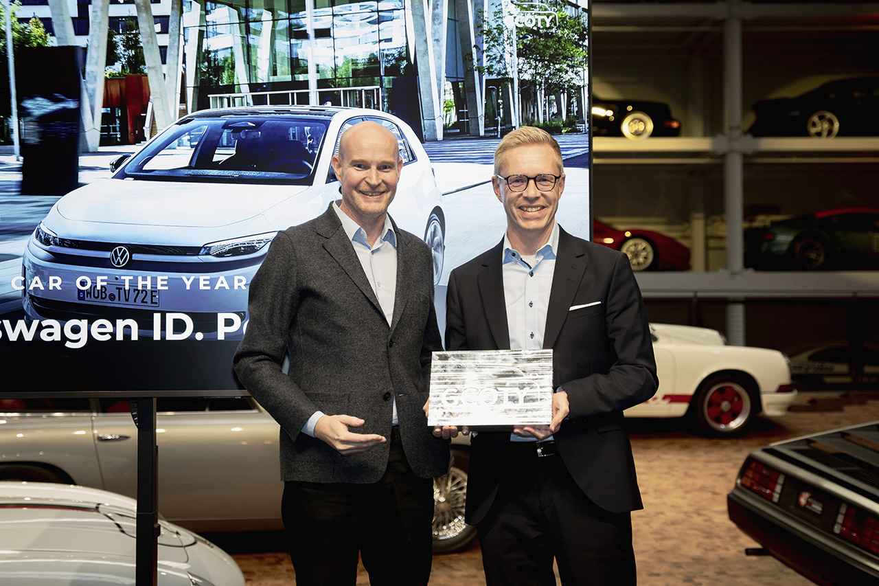 画像: GCOTY共同創設者のイェンス・マイナース氏（左）とVolkswagen Passenger Cars開発担当取締役のカイ・グリュニッツ氏（右）