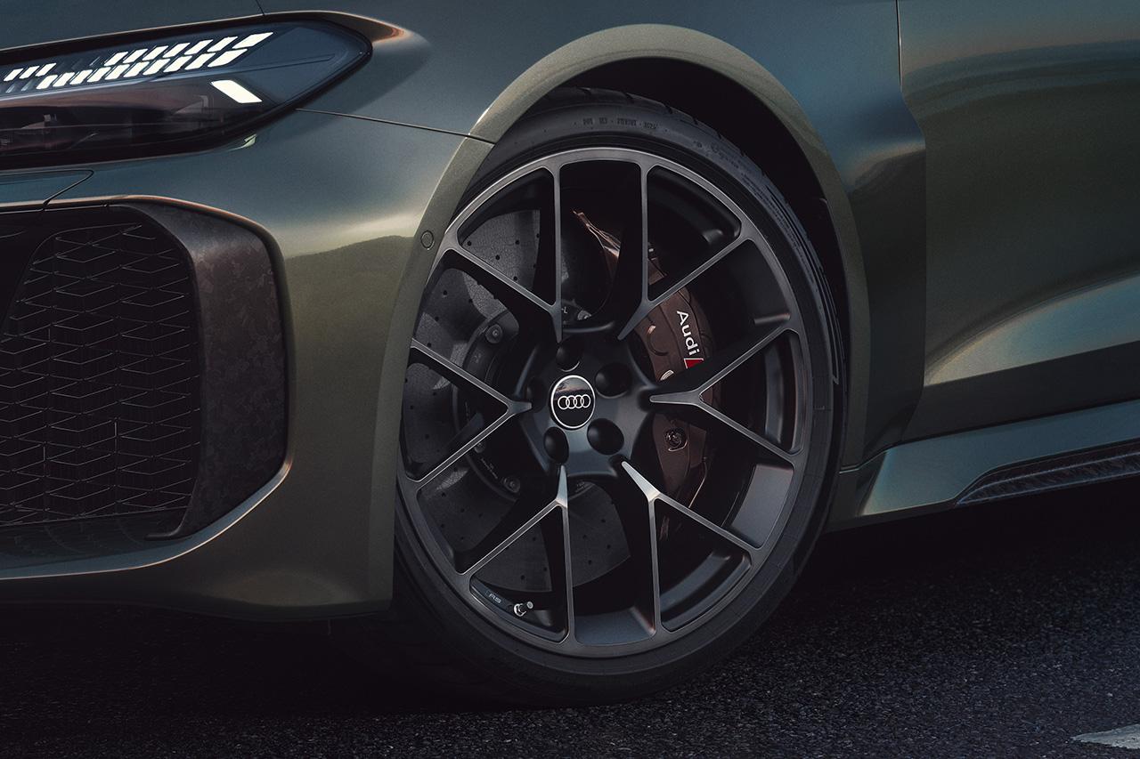 画像: Audi A5より45mmワイドな専用ボディ