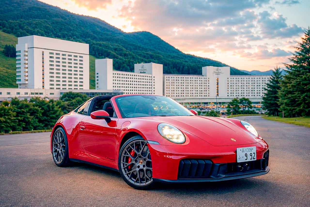 画像: 今回、911 Targa 4 GTSをお借りして目指したのは新潟県の苗場です。背景の苗場プリンスが「真っ赤なポルシェ」のTarga 4 GTSを引き立たせます。
