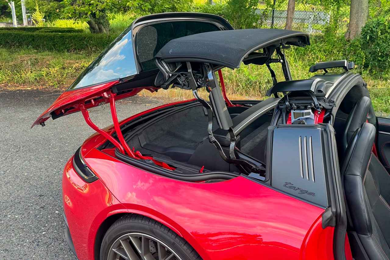 画像: 空冷911時代のTargaは手動でルーフ部分を外すだけでしたが、現在は電動で格納します。そのギミックがすごい。ものすごく目立ちます。