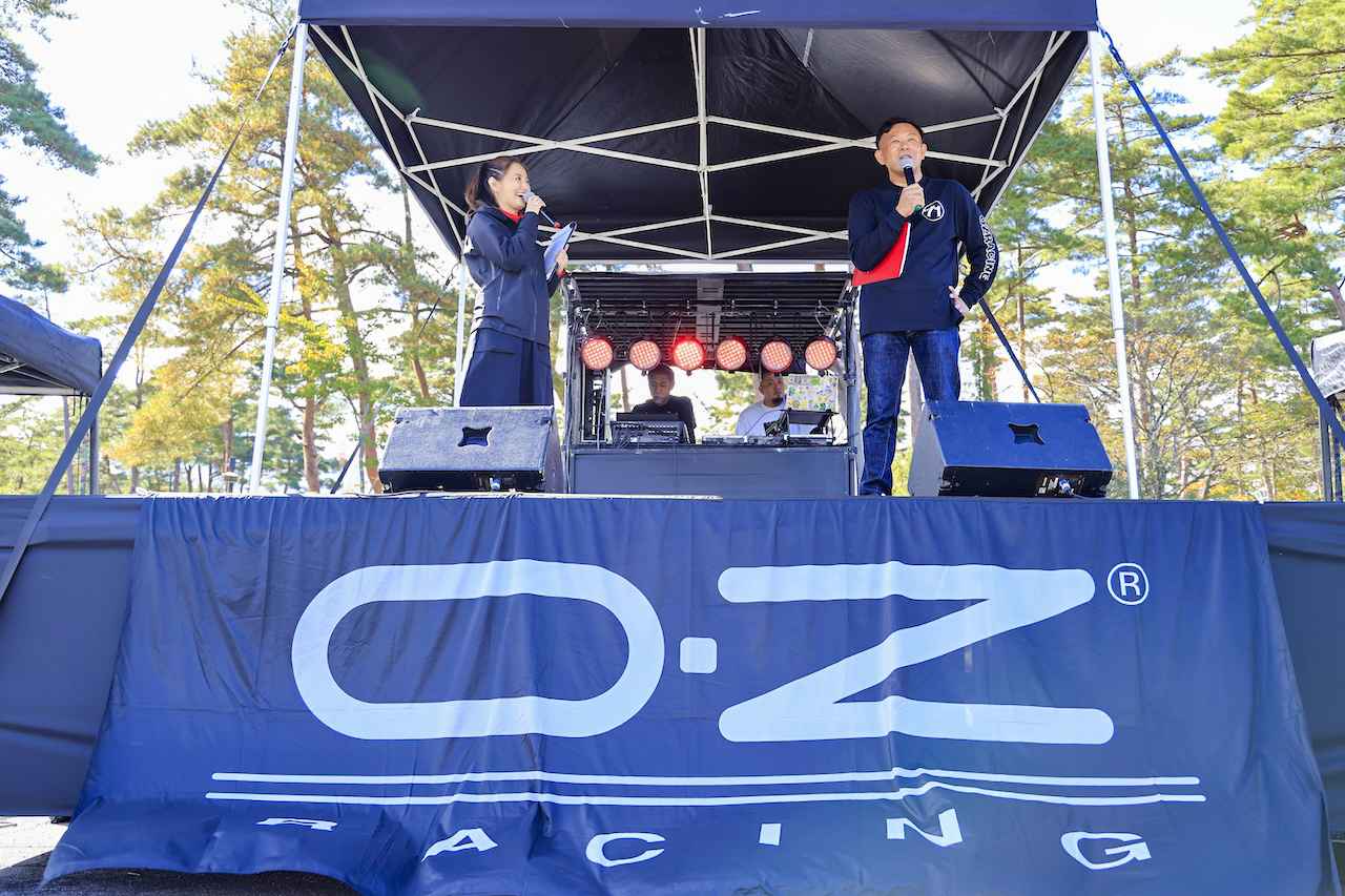 画像: オーゼットジャパン内山代表と、イベントの司会を担当した元レーシングドライバーである関谷正徳さんを父親に持つ関谷桃子さん。
