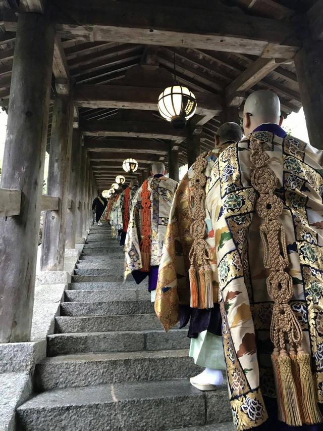 画像: 先週ご紹介した、長い廊下を粛々と昇っていかれます。