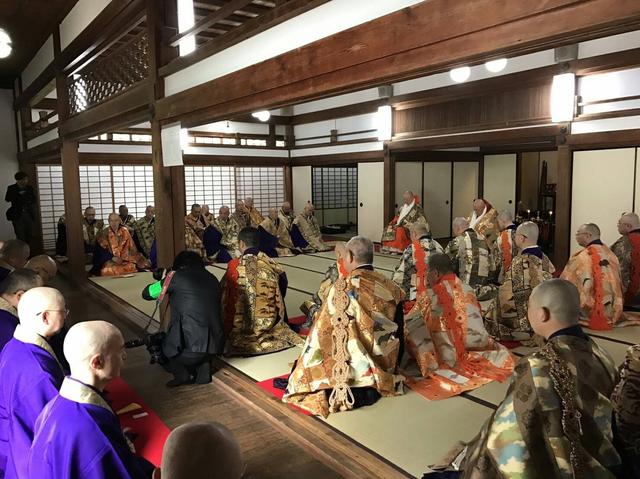 画像: ご説法を聞いていらっしゃるところでしょうか? なかなか貴重なお写真です♪