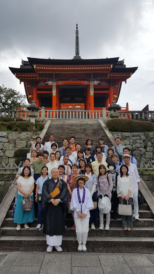 画像: 西門前では、参加者の皆さんと記念撮影をパチリ★