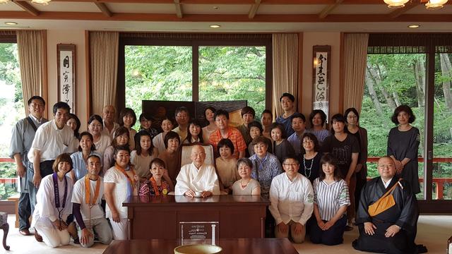 画像: こちらでも、森貫主とともに記念撮影をパチリ★