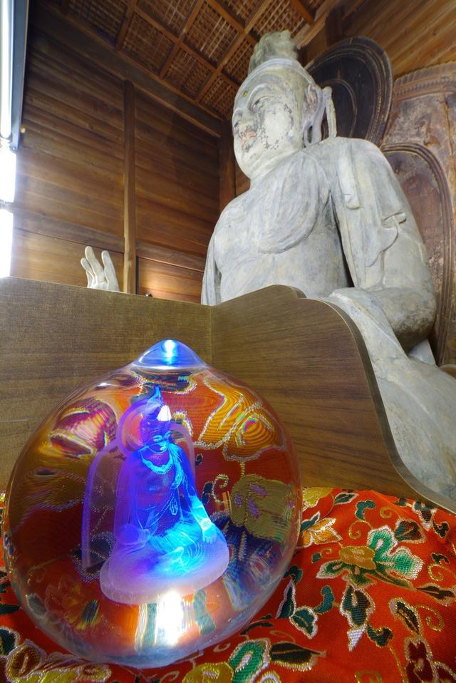 画像: 岡寺のご本尊「塑造 如意輪観音坐像」と「御本尊結縁如意宝珠」