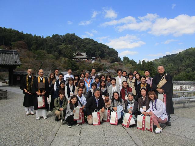 画像: バスツアー参加者のみなさまと集合写真を撮影