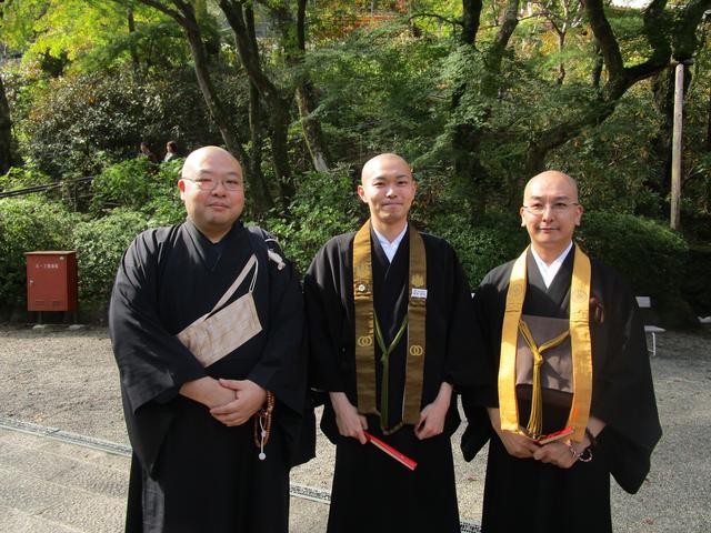 画像: 左から今回のバスツアーの特別ゲスト・今熊野観音寺の藤田友章さん、今回ご案内いただいた長谷寺の橋本慈明さん、おなじみ清水寺の森清顕さん。貴重な3ショット!