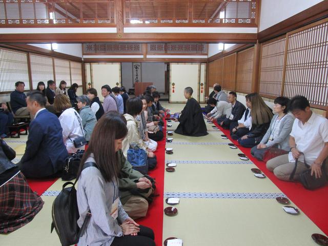 画像: 普段は一般公開されない特別な場所で、お茶とおいしい干菓子をいただきました