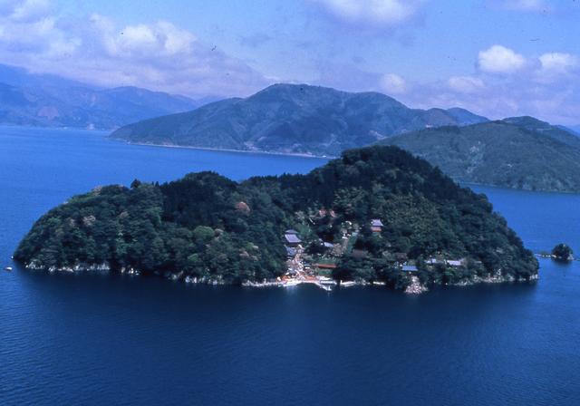 画像: 昼食後は第30番札所、竹生島の宝厳寺にチャーター船で向かいます