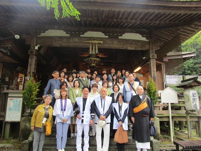 画像: 岩間寺の本堂の前で、みなさんと記念撮影