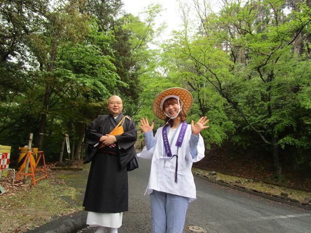 画像: 朝9時過ぎ、正法寺(岩間寺)に到着。参道を歩き、本堂に向かいます