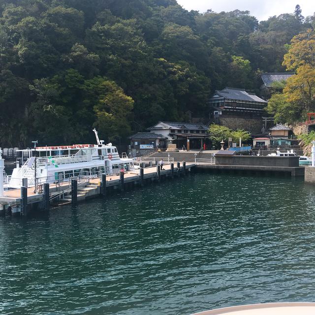 画像: 古来、神が住まう島として信仰されてきた湖上の聖地・竹生島。港からすぐの場所には売店やお土産屋さんが並んでいます