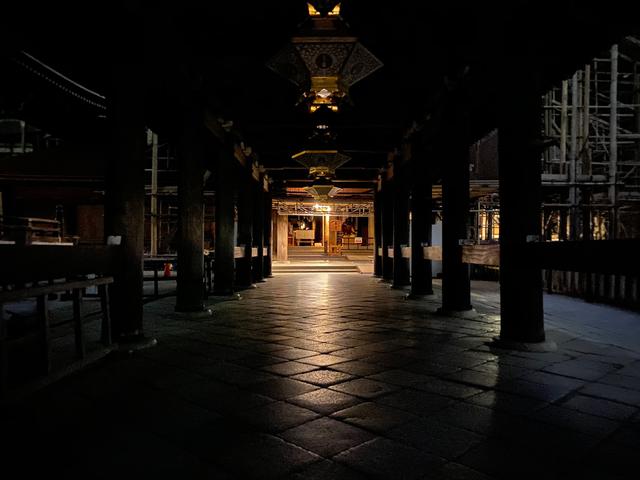 画像: 音羽の滝の水の音だけが響く静寂の中で行われる。