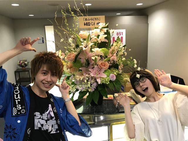 画像: 和楽器バンドからお花が生放送前に届きました!! (二人ともびっくり!!)